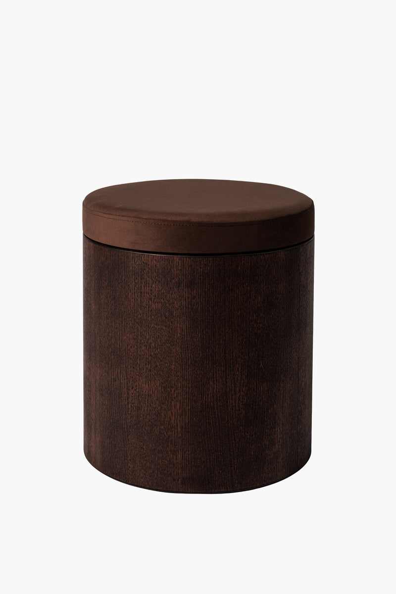 Moderní taburet z tmavého dubového dřeva s kulatým látkovým sedákem, minimalistický designový nábytek do obýváku a ložnice.