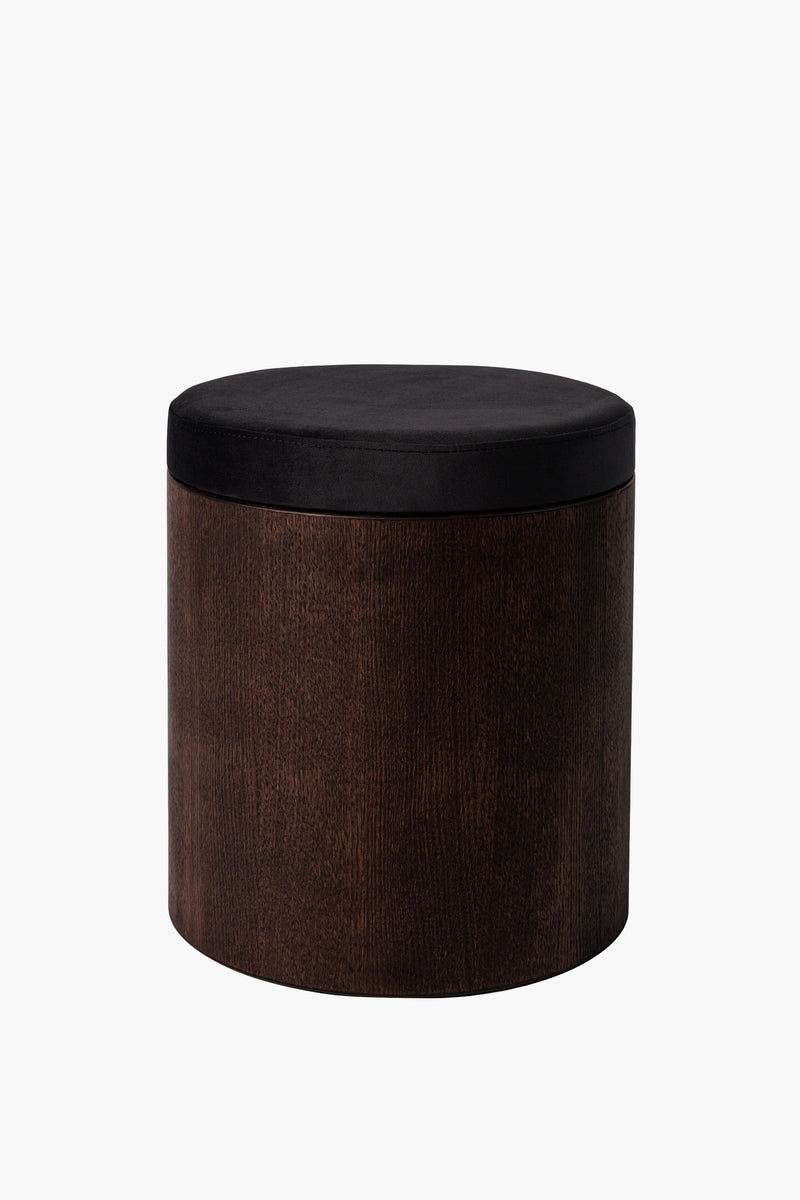 Moderní taburet z černého dřeva s kulatým látkovým sedákem, minimalistický designový nábytek do obýváku a ložnice.