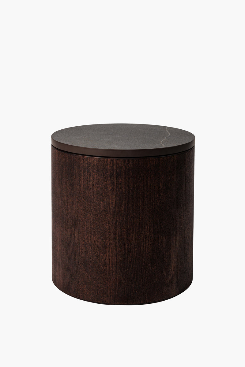 Noční stolek z dřeva v tmavě hnědé barvě s hladkým povrchem. Jednoduchý a elegantní design, vhodný pro moderní interiéry.