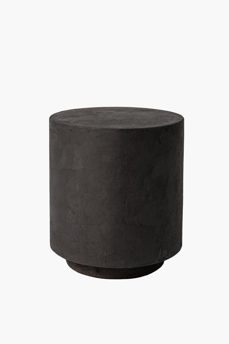 Noční stolek z černého mikrobetonu s minimalistickým designem. Stylový a funkční doplněk pro moderní interiéry.