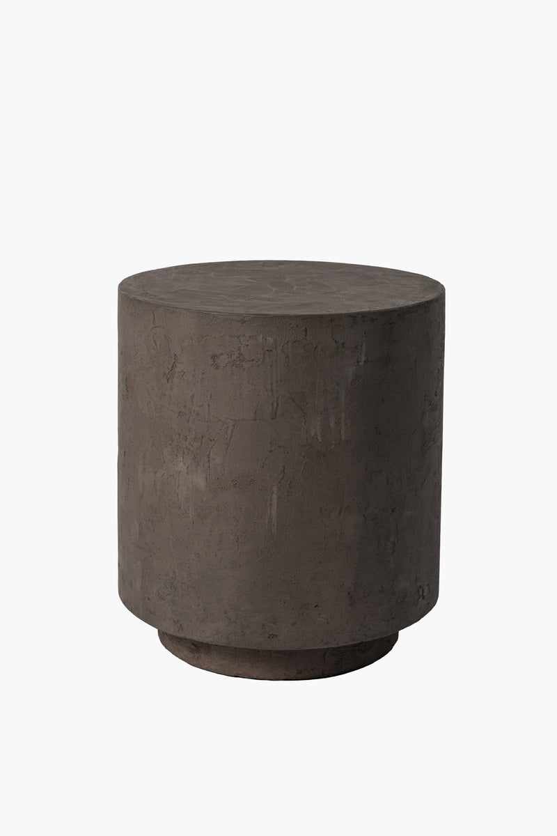 Noční stolek z tmavě šedého mikrobetonu s minimalistickým designem. Stylový a funkční doplněk pro moderní interiéry.