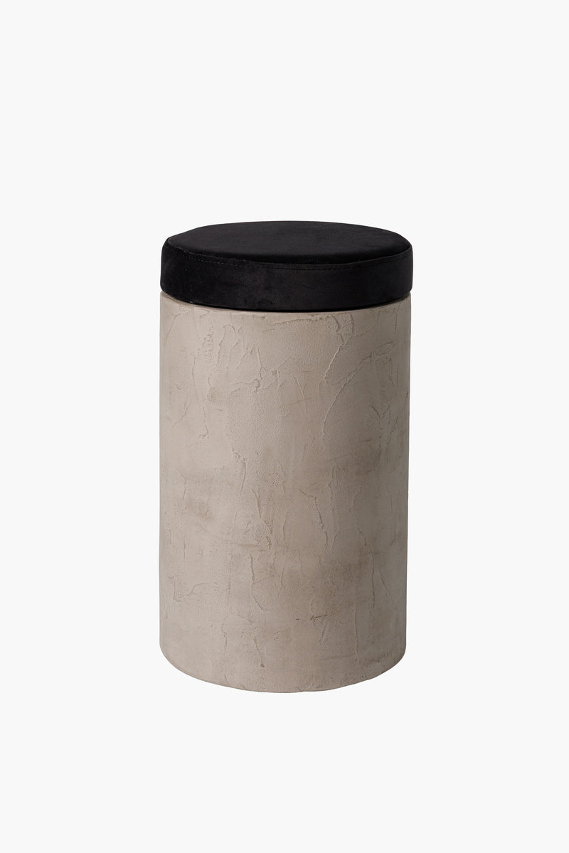 Kulatý dřevěný taburet ze světlého mikrobetonu s látkovým sedákem, moderní minimalistický nábytek do obýváku a ložnice“