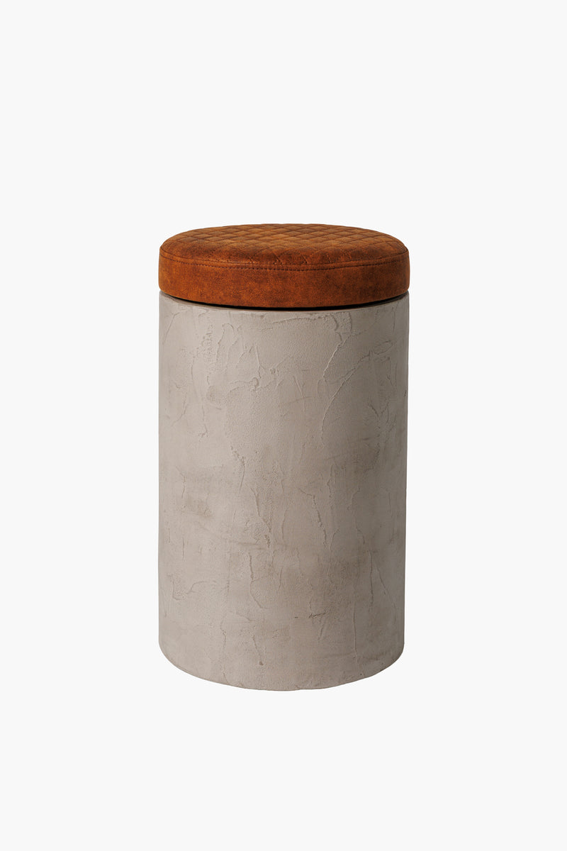 Kulatý dřevěný taburet ze světlého mikrobetonu s látkovým sedákem, moderní minimalistický nábytek do obýváku a ložnice“