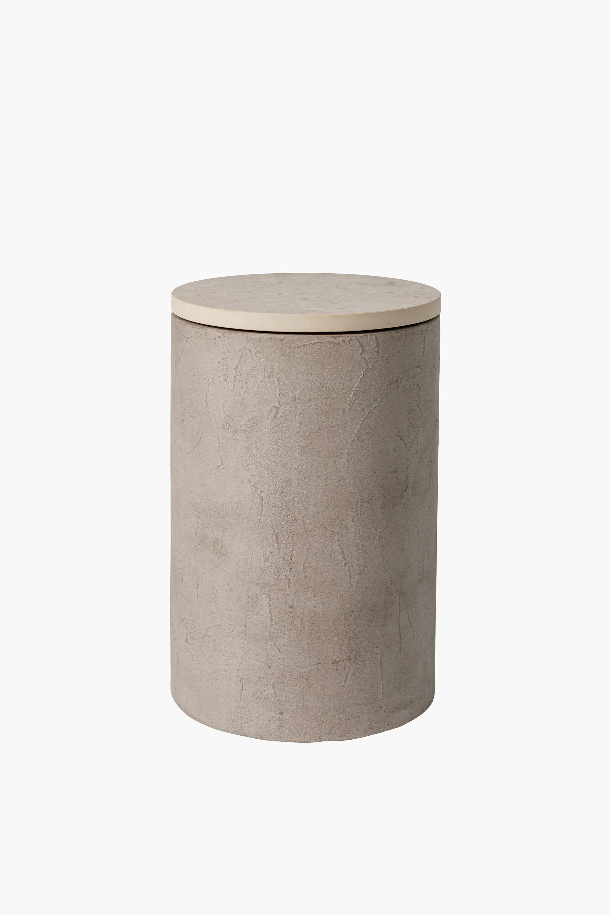 Noční stolek ze světlého mikrobetonu s jednoduchým a elegantním designem. Funkční a moderní doplněk pro každý interiér.