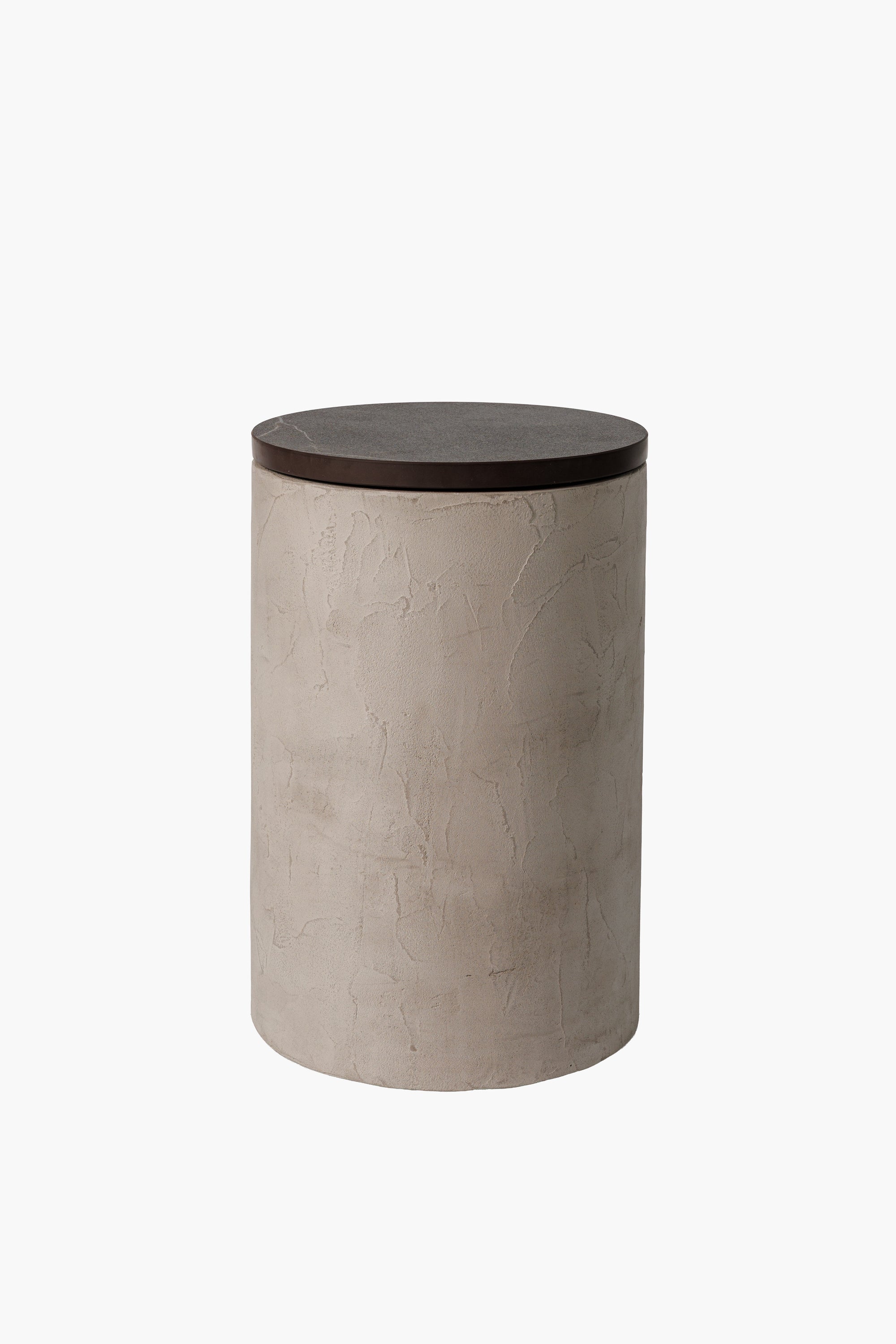 Noční stolek ze světlého mikrobetonu s jednoduchým a elegantním designem. Funkční a moderní doplněk pro každý interiér.