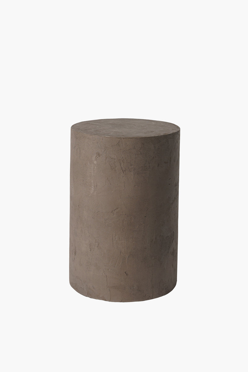 Noční stolek z mikrobetonu v tmavě šedé barvě s minimalistickým designem, ideální pro moderní interiéry. Funkční a stylový doplněk pro každou místnost.