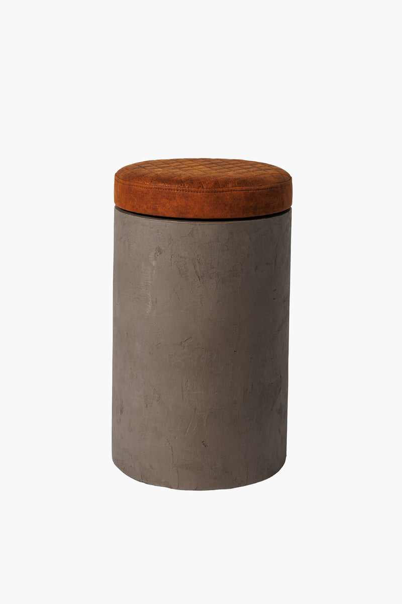 Kulatý dřevěný taburet z tmavého mikrobetonu s látkovým sedákem, moderní minimalistický nábytek do obýváku a ložnice“