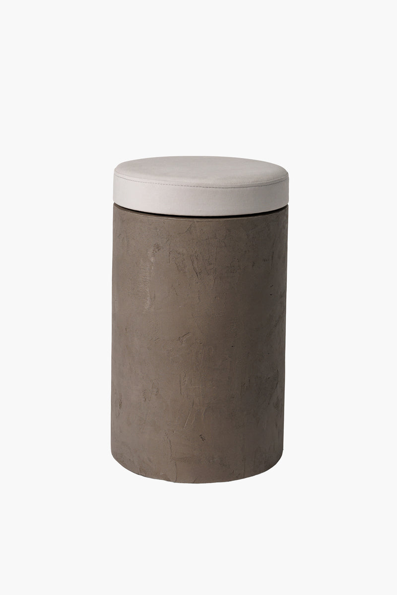 Kulatý dřevěný taburet z tmavého mikrobetonu s látkovým sedákem, moderní minimalistický nábytek do obýváku a ložnice“