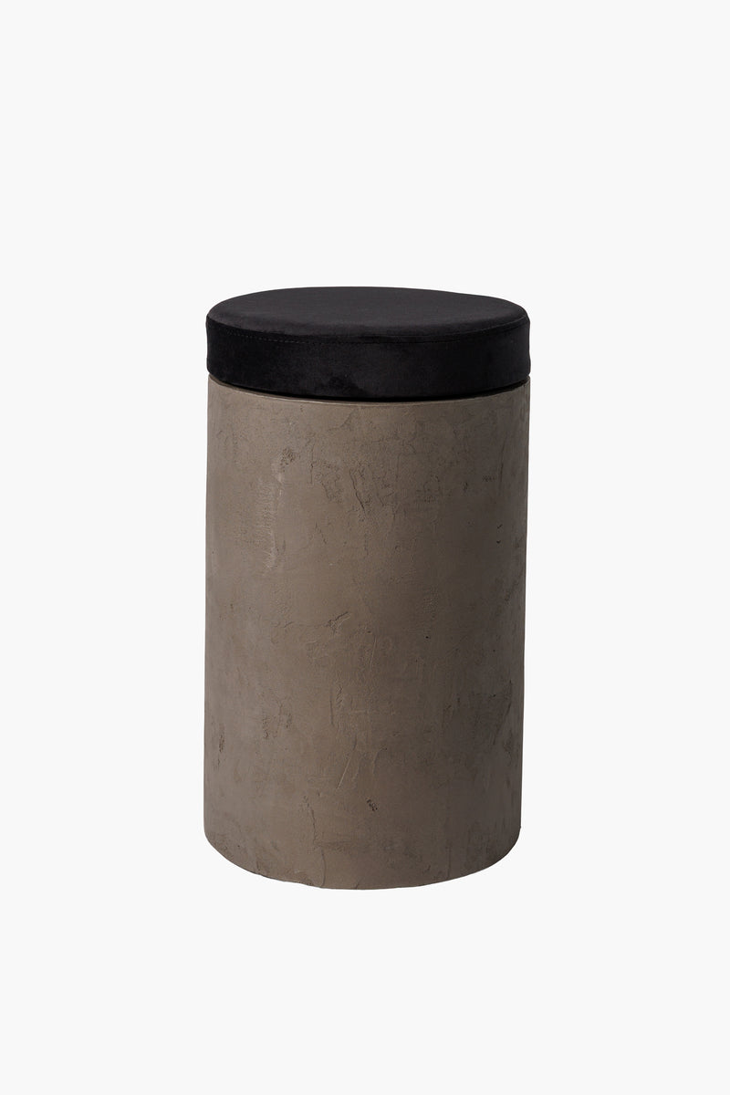 Kulatý dřevěný taburet z tmavého mikrobetonu s látkovým sedákem, moderní minimalistický nábytek do obýváku a ložnice“