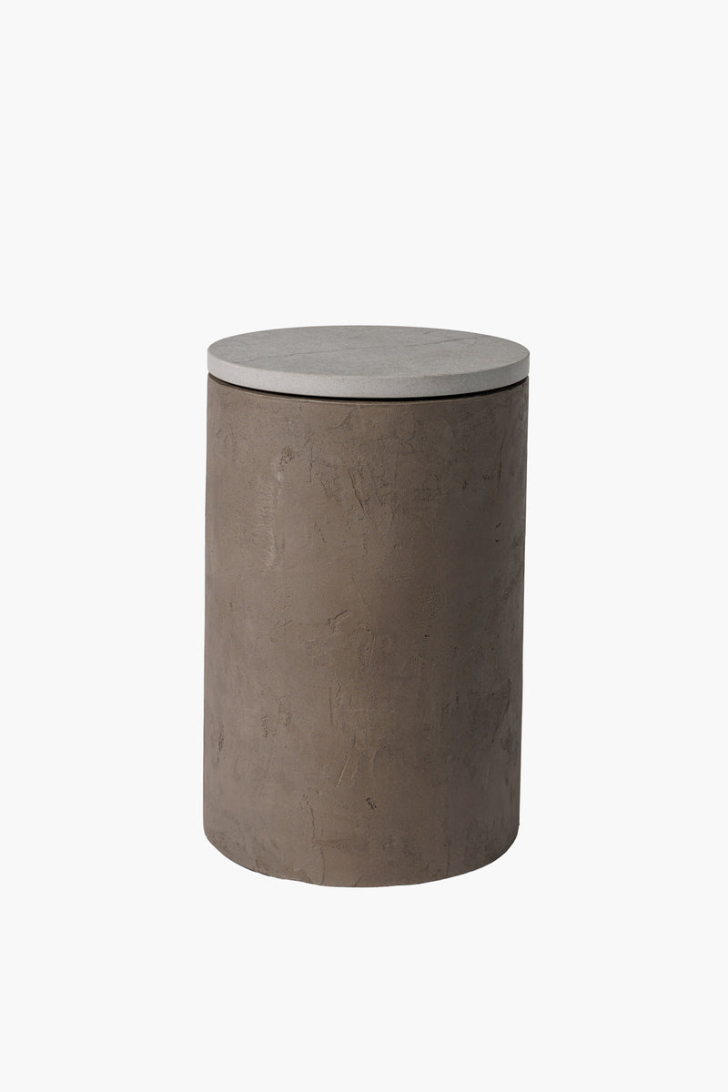 Noční stolek z tmavého mikrobetonu s jednoduchým a elegantním designem. Funkční a moderní doplněk pro každý interiér.