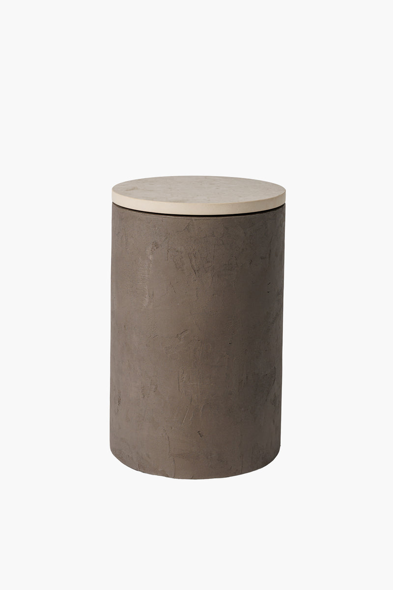 Noční stolek z tmavého mikrobetonu s jednoduchým a elegantním designem. Funkční a moderní doplněk pro každý interiér.