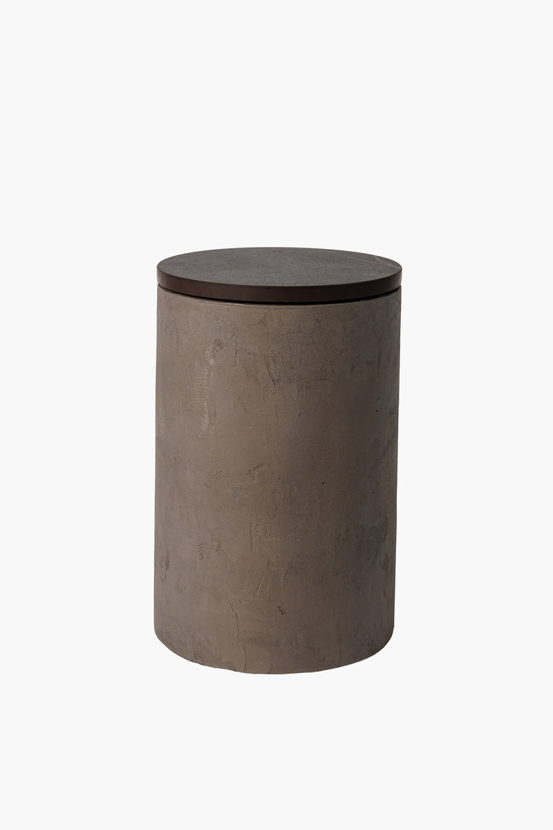 Noční stolek z tmavého mikrobetonu s jednoduchým a elegantním designem. Funkční a moderní doplněk pro každý interiér.