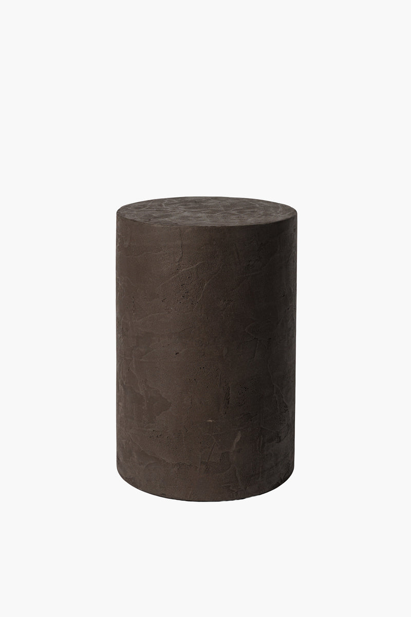 Noční stolek z mikrobetonu v černé barvě s minimalistickým designem, ideální pro moderní interiéry. Funkční a stylový doplněk pro každou místnost.