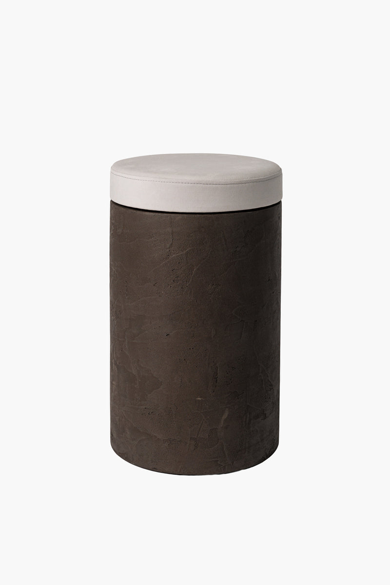 Kulatý dřevěný taburet z tmavého mikrobetonu s látkovým sedákem, moderní minimalistický nábytek do obýváku a ložnice“