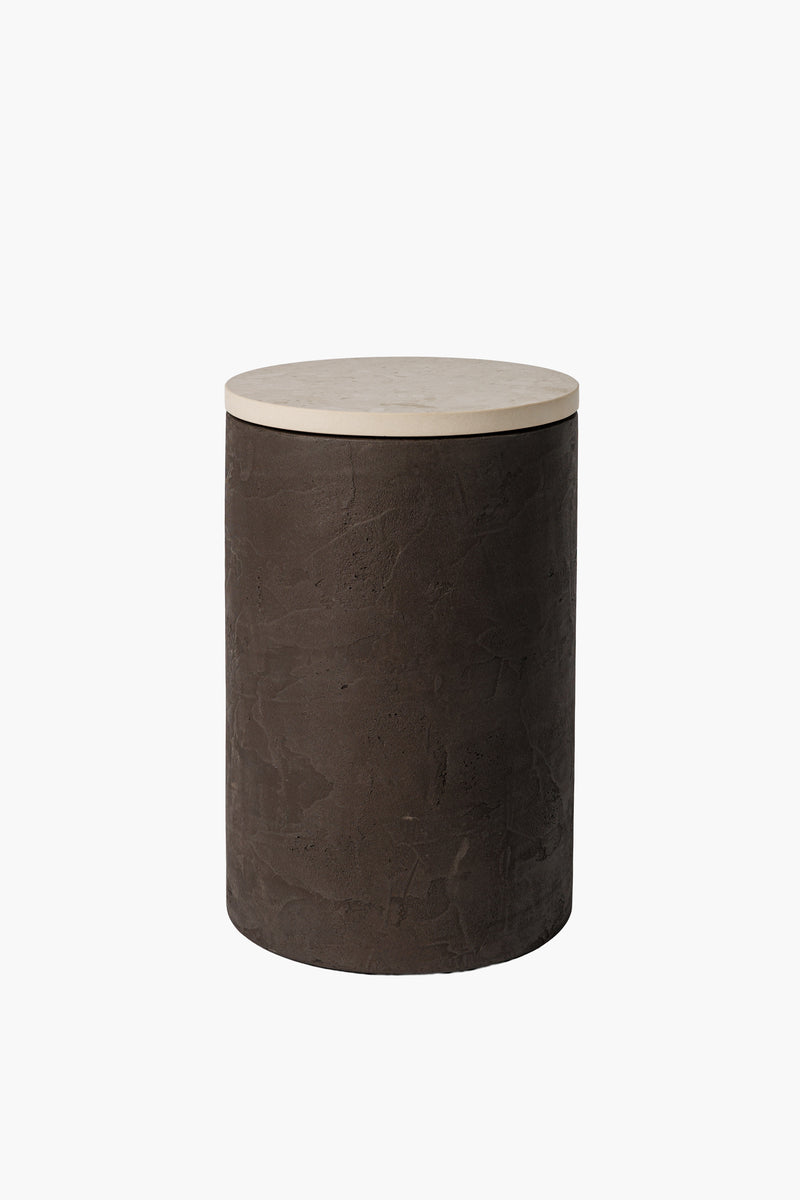 Noční stolek z tmavého mikrobetonu s jednoduchým a elegantním designem. Funkční a moderní doplněk pro každý interiér.