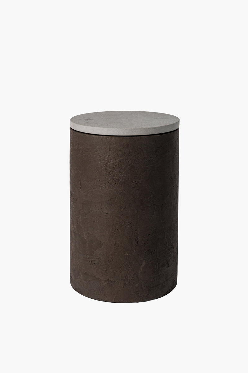 Noční stolek z tmavého mikrobetonu s jednoduchým a elegantním designem. Funkční a moderní doplněk pro každý interiér.