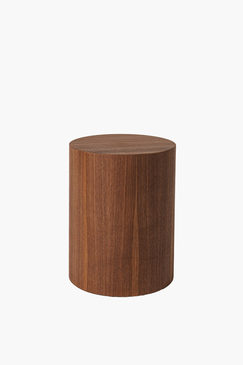 Noční stolek z dřeva v tmavě hnědé barvě s hladkým povrchem. Jednoduchý a elegantní design, vhodný pro moderní interiéry.