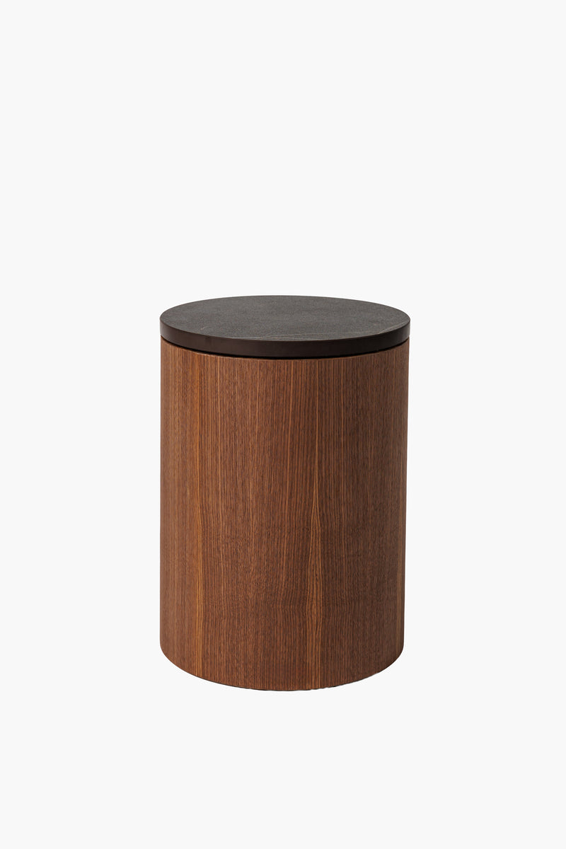 Moderní noční a odkládací stolek z ořechového dřeva s kamennou deskou, minimalistický designový nábytek do obýváku a ložnice.