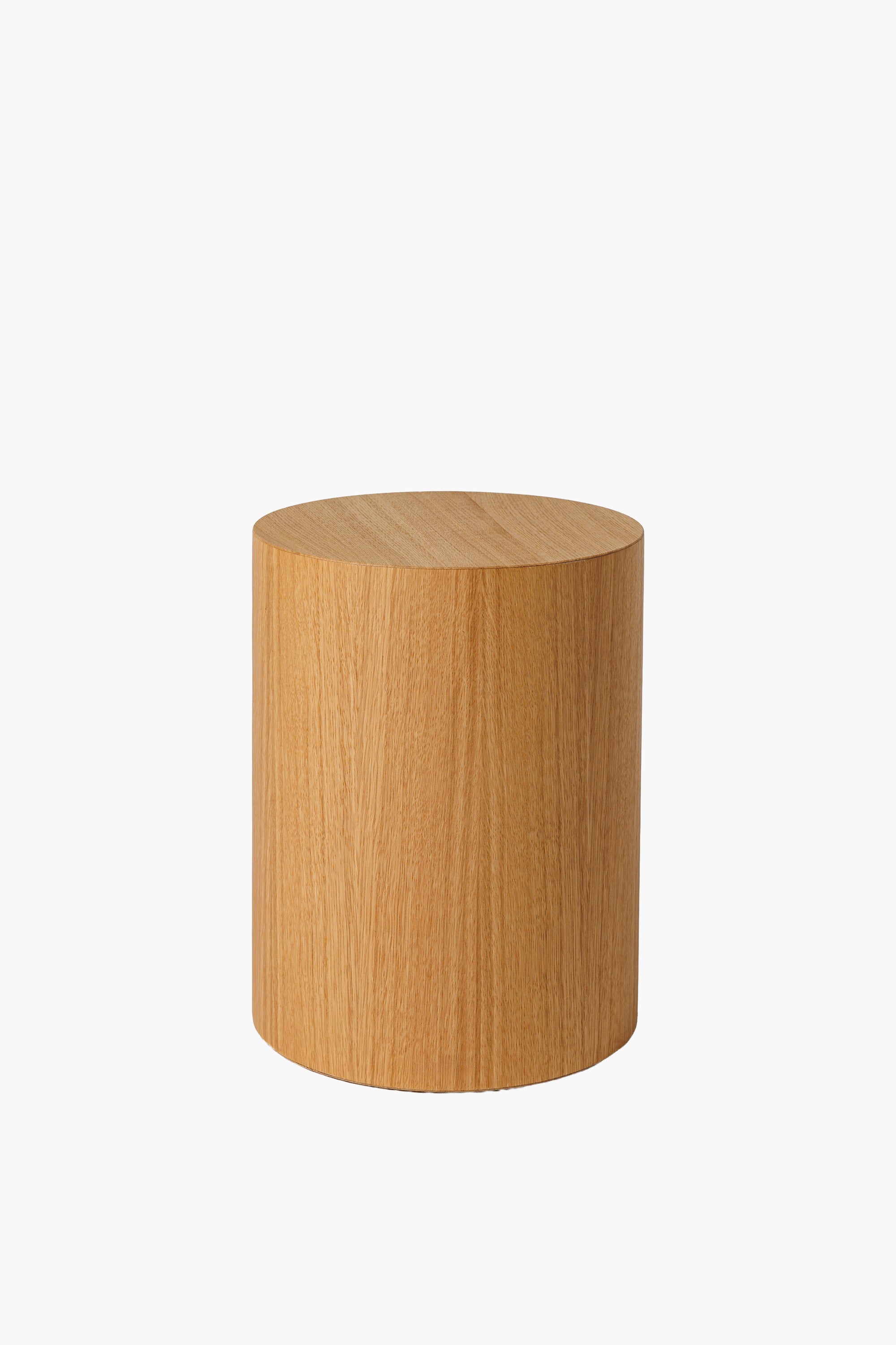 Noční stolek z dřeva ve světle hnědé barvě s hladkým povrchem. Jednoduchý a elegantní design, vhodný pro moderní interiéry.