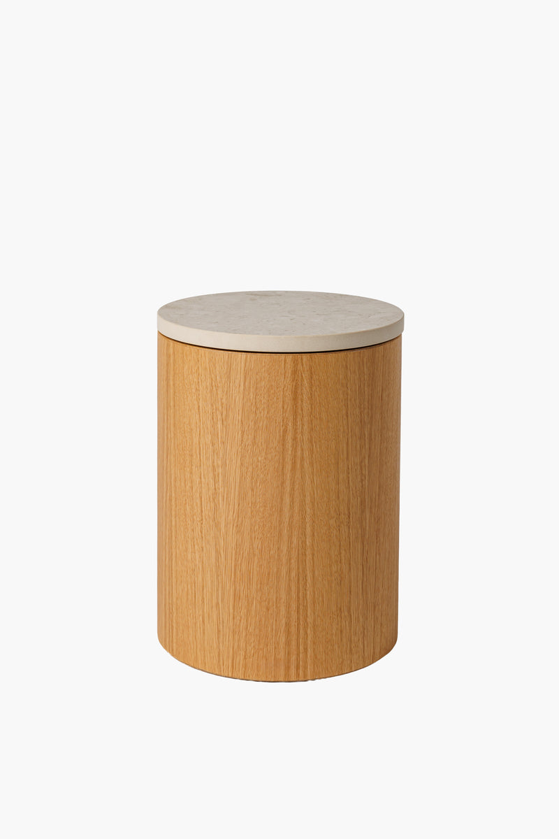 Moderní noční a odkládací stolek z přírodního dubového dřeva s kamennou deskou, minimalistický designový nábytek do obýváku a ložnice.