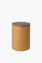 Moderní noční a odkládací stolek z přírodního dubového dřeva s kamennou deskou, minimalistický designový nábytek do obýváku a ložnice.