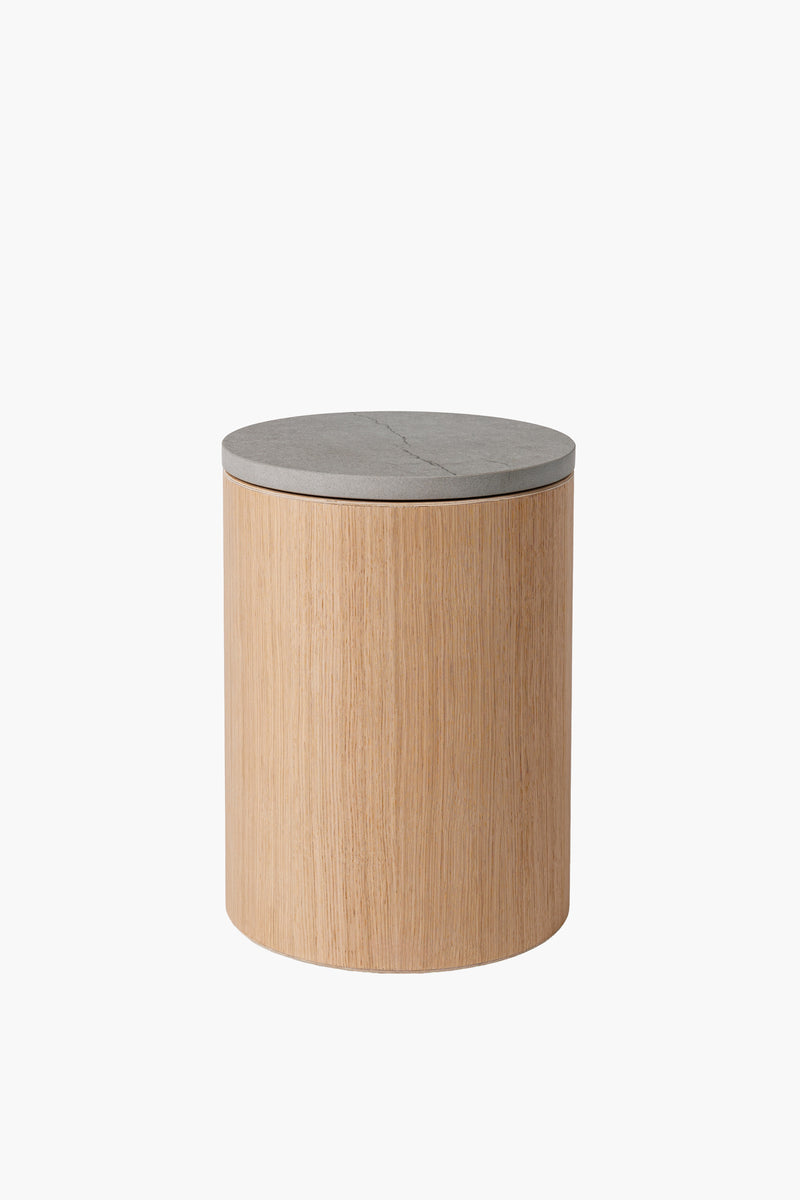 Moderní noční a odkládací stolek ze světlého dubového dřeva s kamennou deskou, minimalistický designový nábytek do obýváku a ložnice.