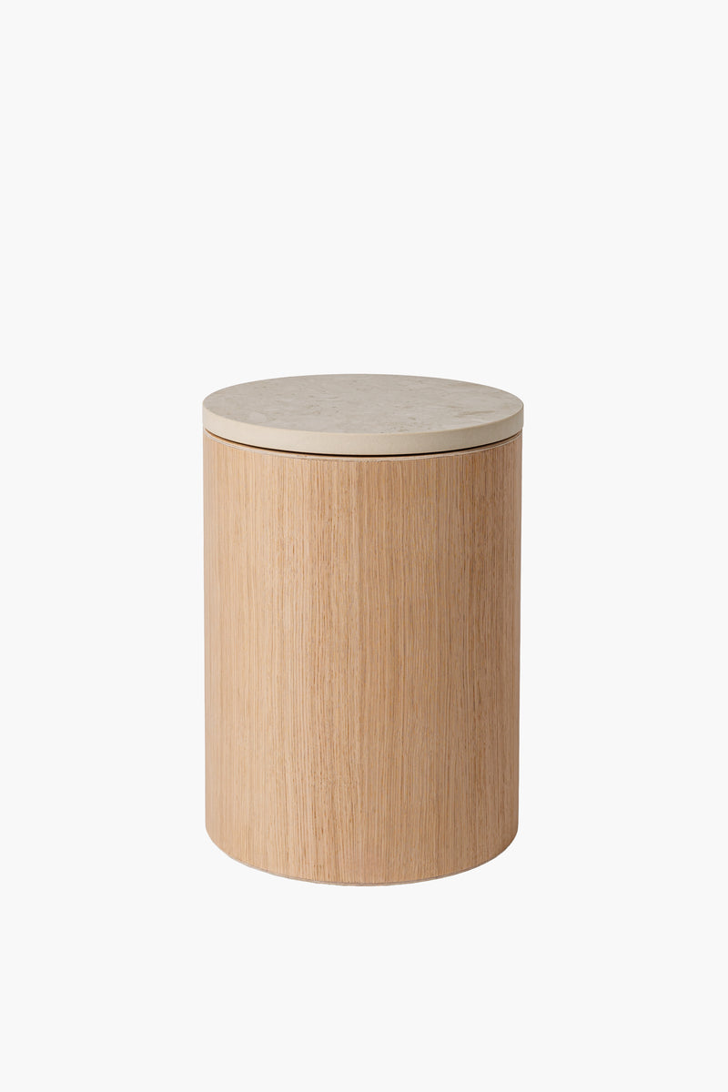 Moderní noční a odkládací stolek ze světlého dubového dřeva s kamennou deskou, minimalistický designový nábytek do obýváku a ložnice.