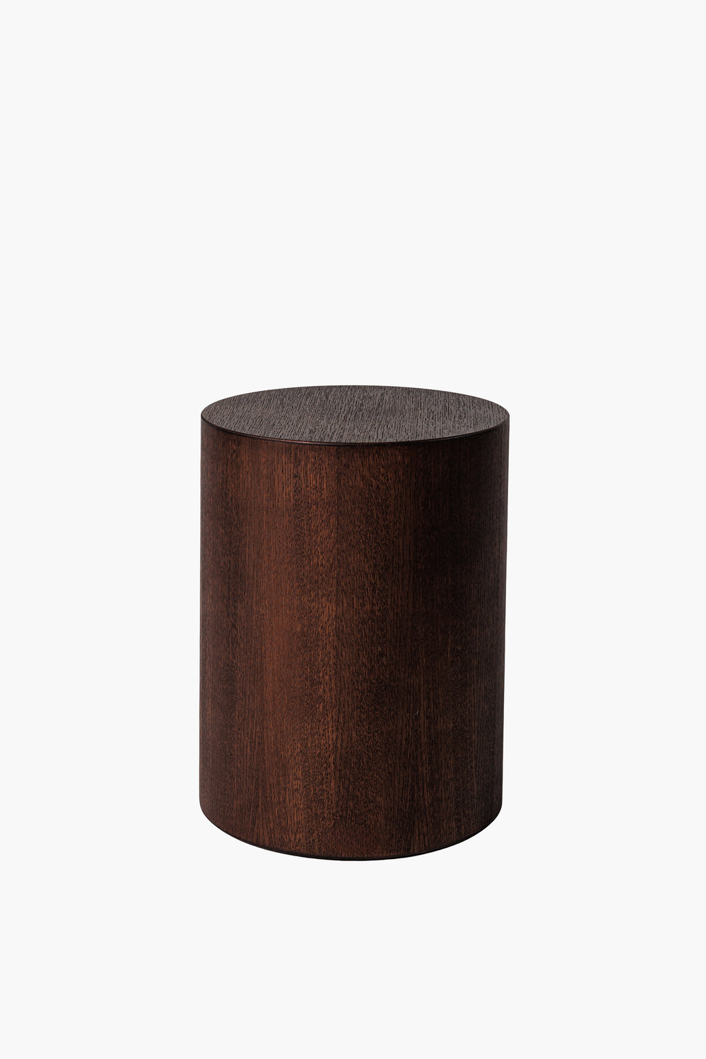 Noční stolek z dřeva ve tmavě hnědé barvě s hladkým povrchem. Jednoduchý a elegantní design, vhodný pro moderní interiéry.