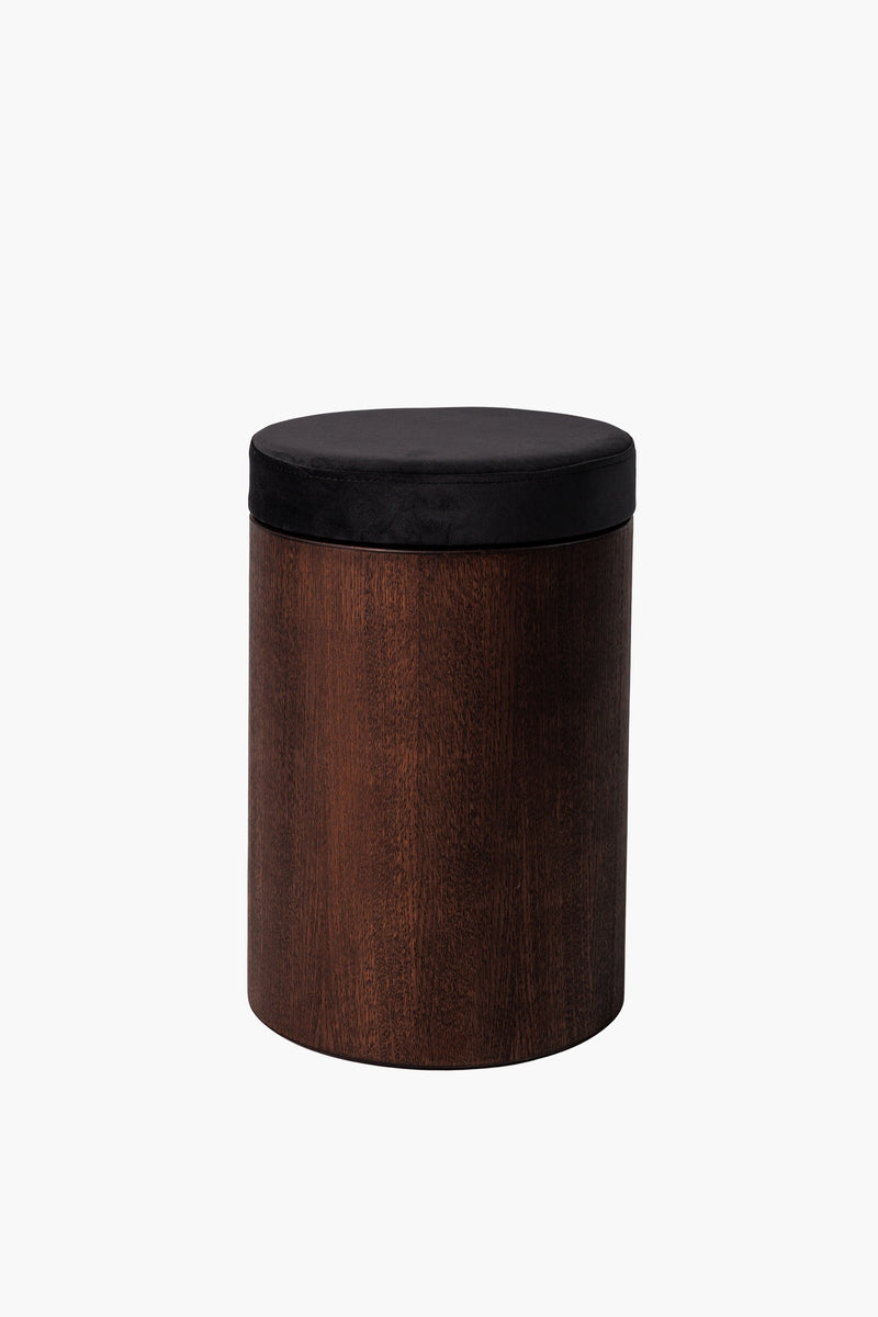 Kulatý dřevěný taburet v tmavě hnědém odstínu s látkovým sedákem, moderní minimalistický nábytek do obýváku a ložnice“