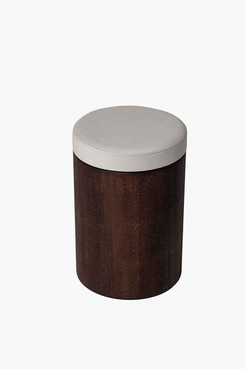 Kulatý dřevěný taburet v tmavě hnědém odstínu s černým látkovým sedákem, moderní minimalistický nábytek do obýváku a ložnice“