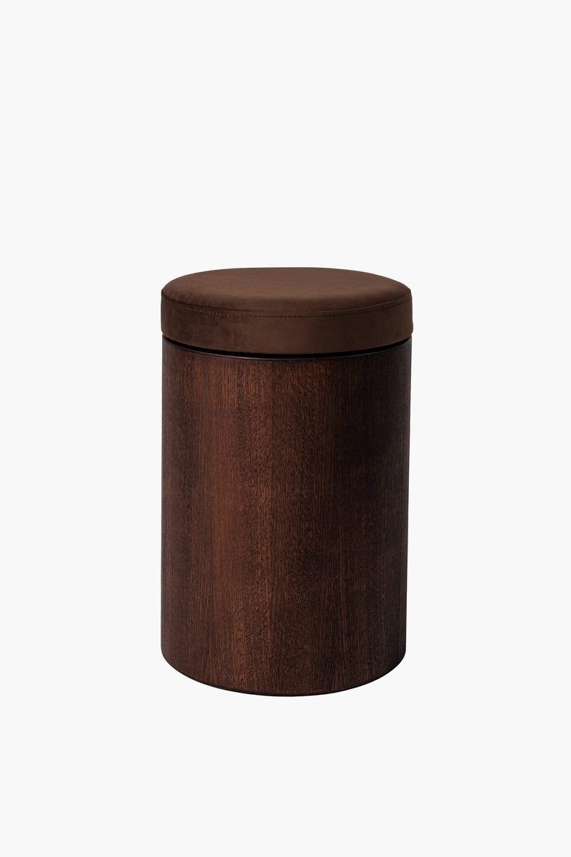 Kulatý dřevěný taburet v tmavě hnědém odstínu s černým látkovým sedákem, moderní minimalistický nábytek do obýváku a ložnice“