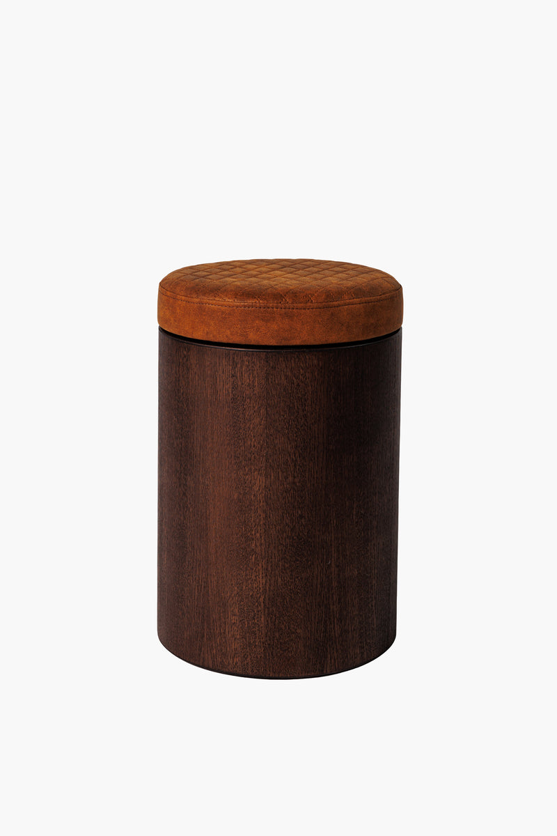 Kulatý černý dřevěný taburet s čalouněným sedákem, moderní minimalistický nábytek do obýváku a ložnice