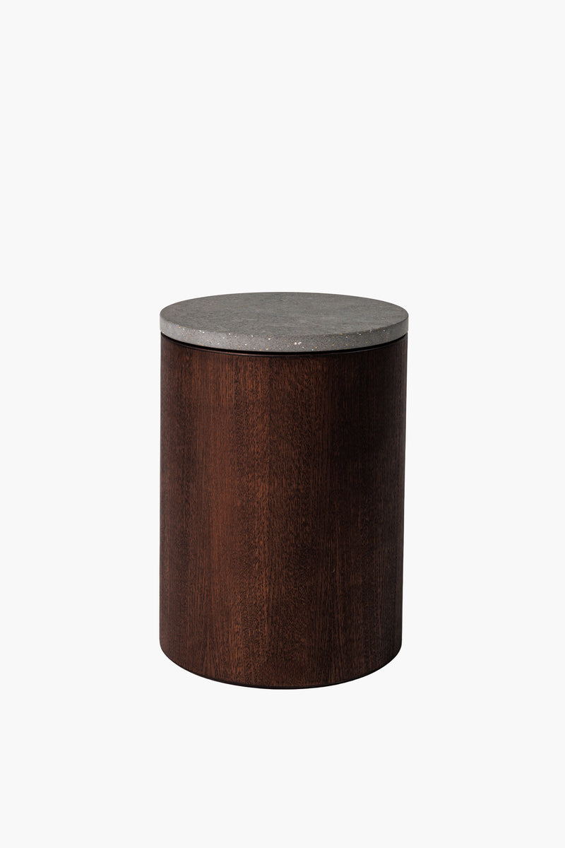 Moderní noční a odkládací stolek z tmavého mikrobetonu s kamennou deskou, minimalistický designový nábytek do obýváku a ložnice.