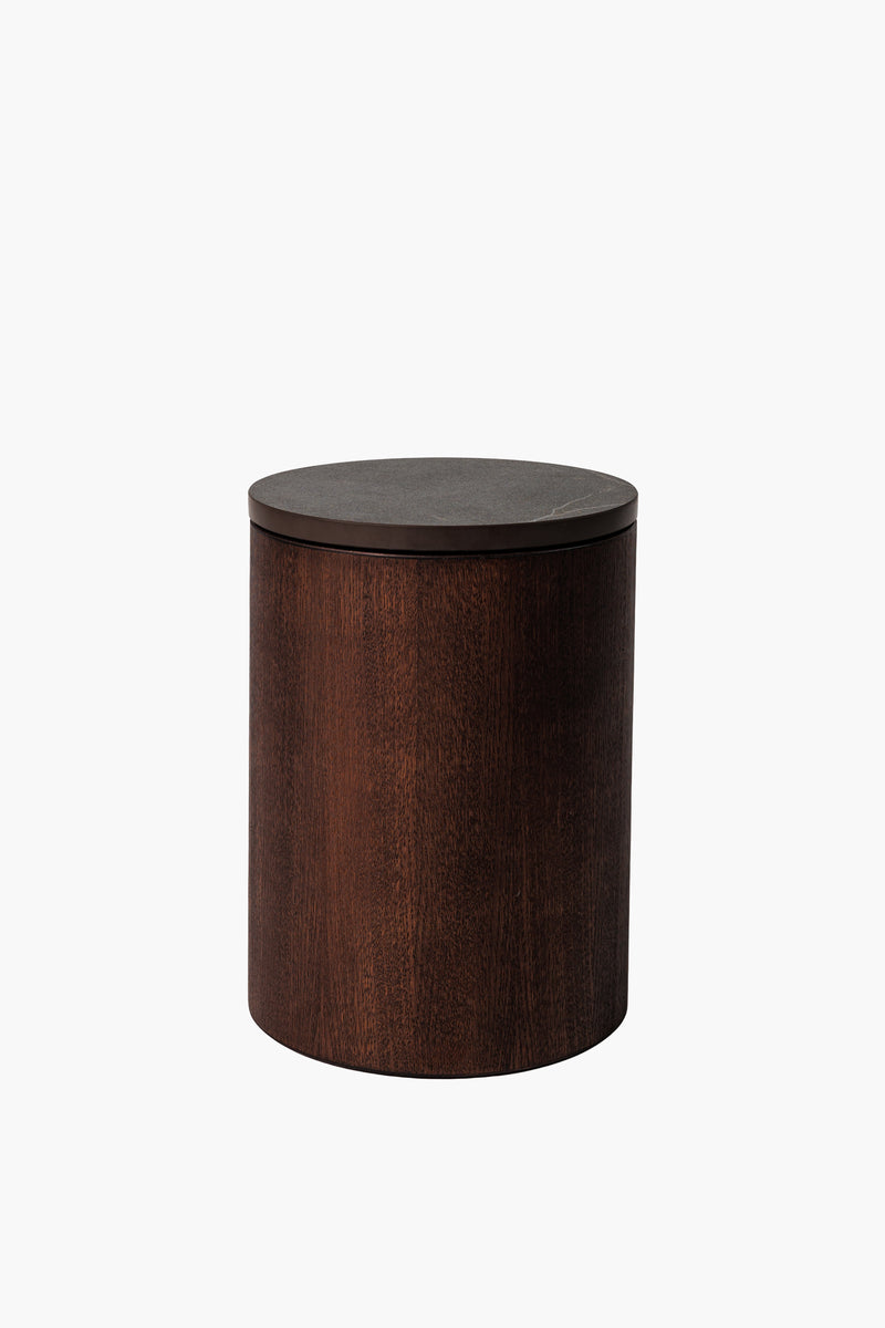 Moderní noční a odkládací stolek z tmavého mikrobetonu s kamennou deskou, minimalistický designový nábytek do obýváku a ložnice.