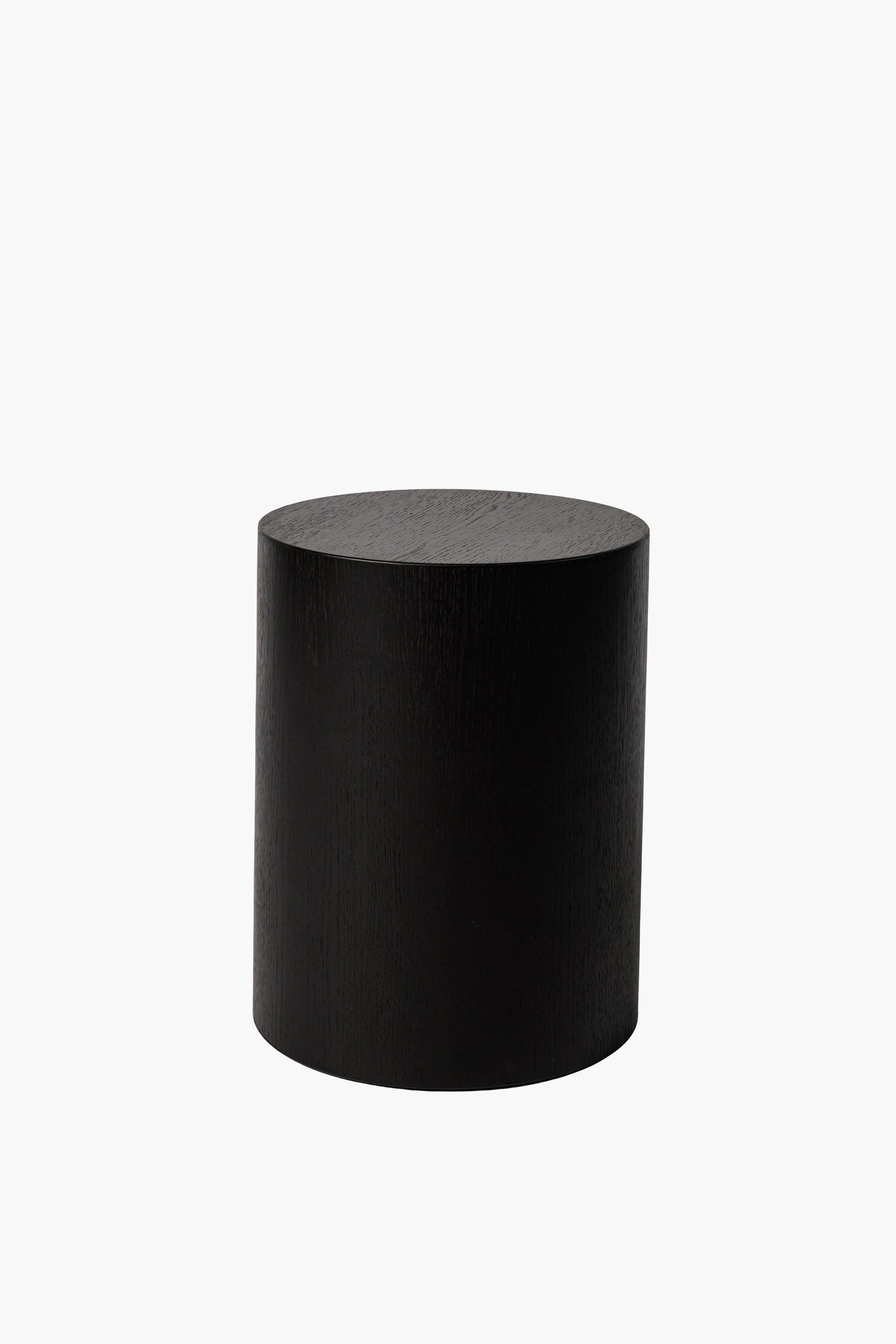 Noční stolek z dřeva ve černé barvě s hladkým povrchem. Jednoduchý a elegantní design, vhodný pro moderní interiéry.