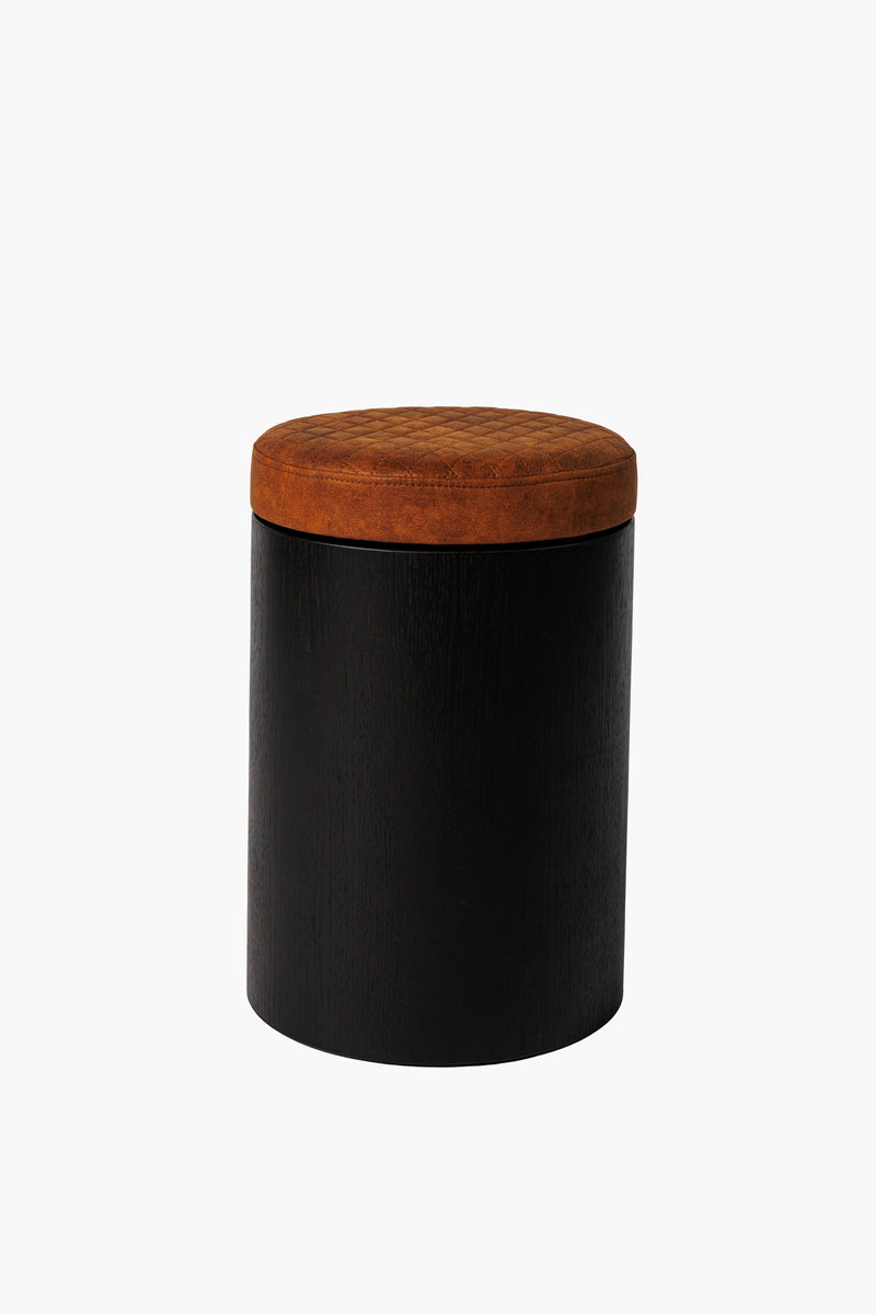 Kulatý černý dřevěný taburet s čalouněným sedákem, moderní minimalistický nábytek do obýváku a ložnice