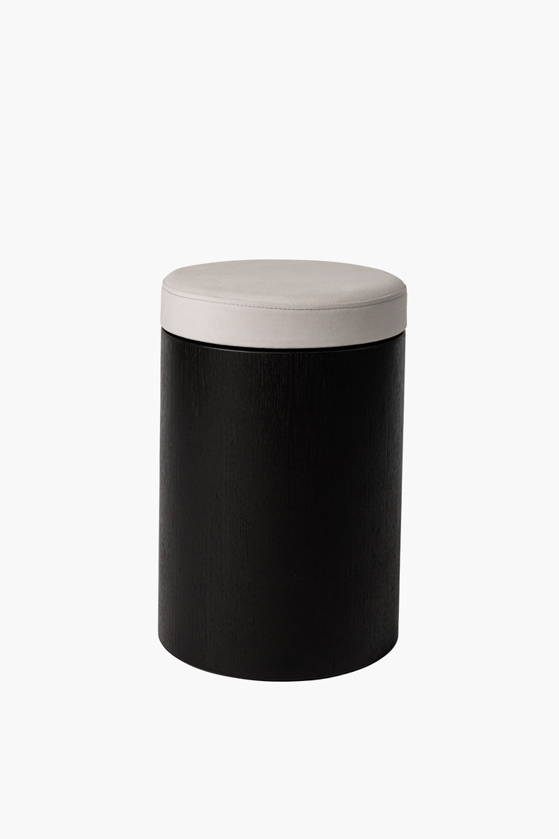 Kulatý černý dřevěný taburet s čalouněným sedákem, moderní minimalistický nábytek do obýváku a ložnice