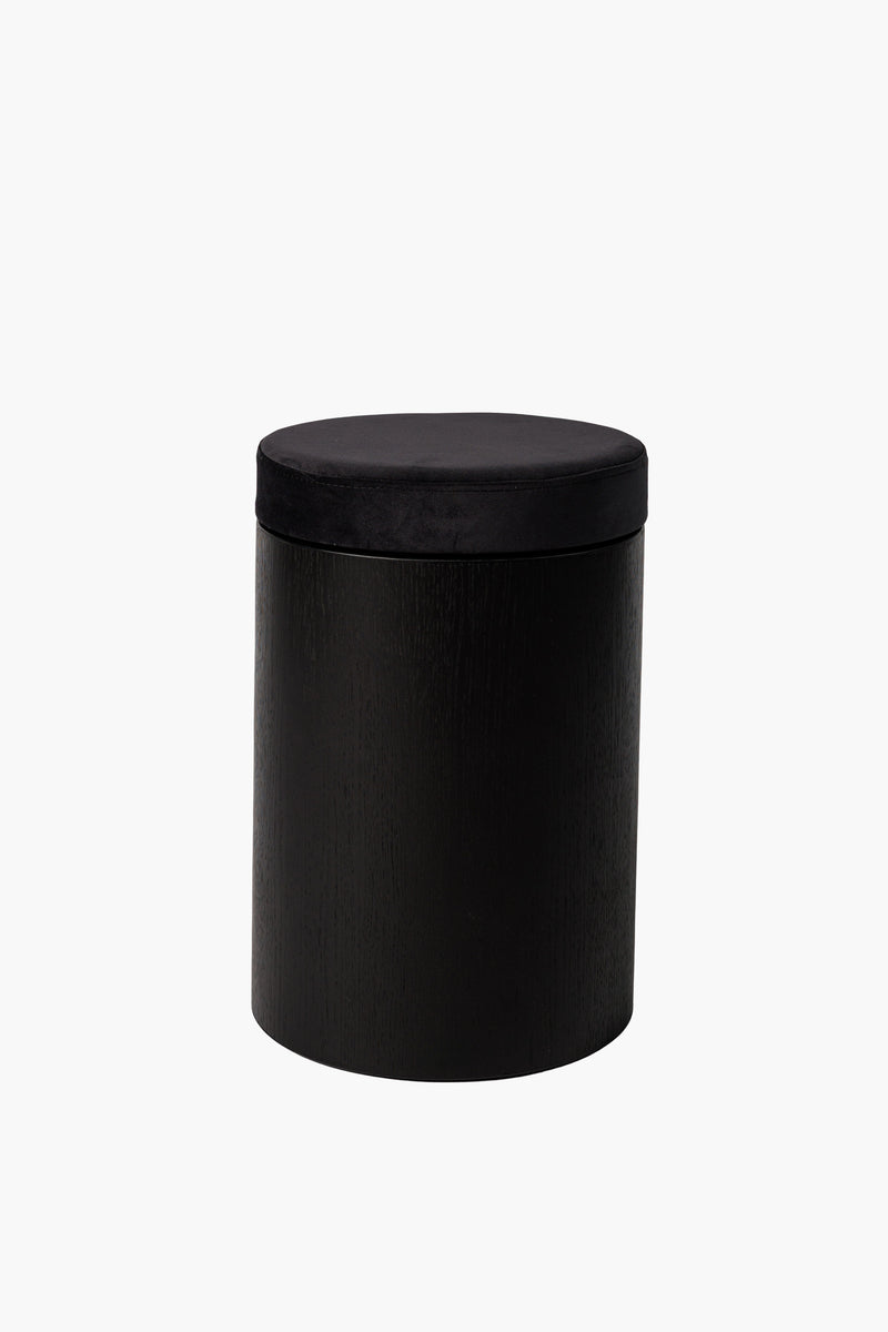 Kulatý černý dřevěný taburet s čalouněným sedákem, moderní minimalistický nábytek do obýváku a ložnice