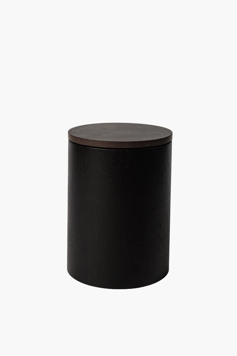 Moderní noční a odkládací stolek z tmavého mikrobetonu s kamennou deskou, minimalistický designový nábytek do obýváku a ložnice.