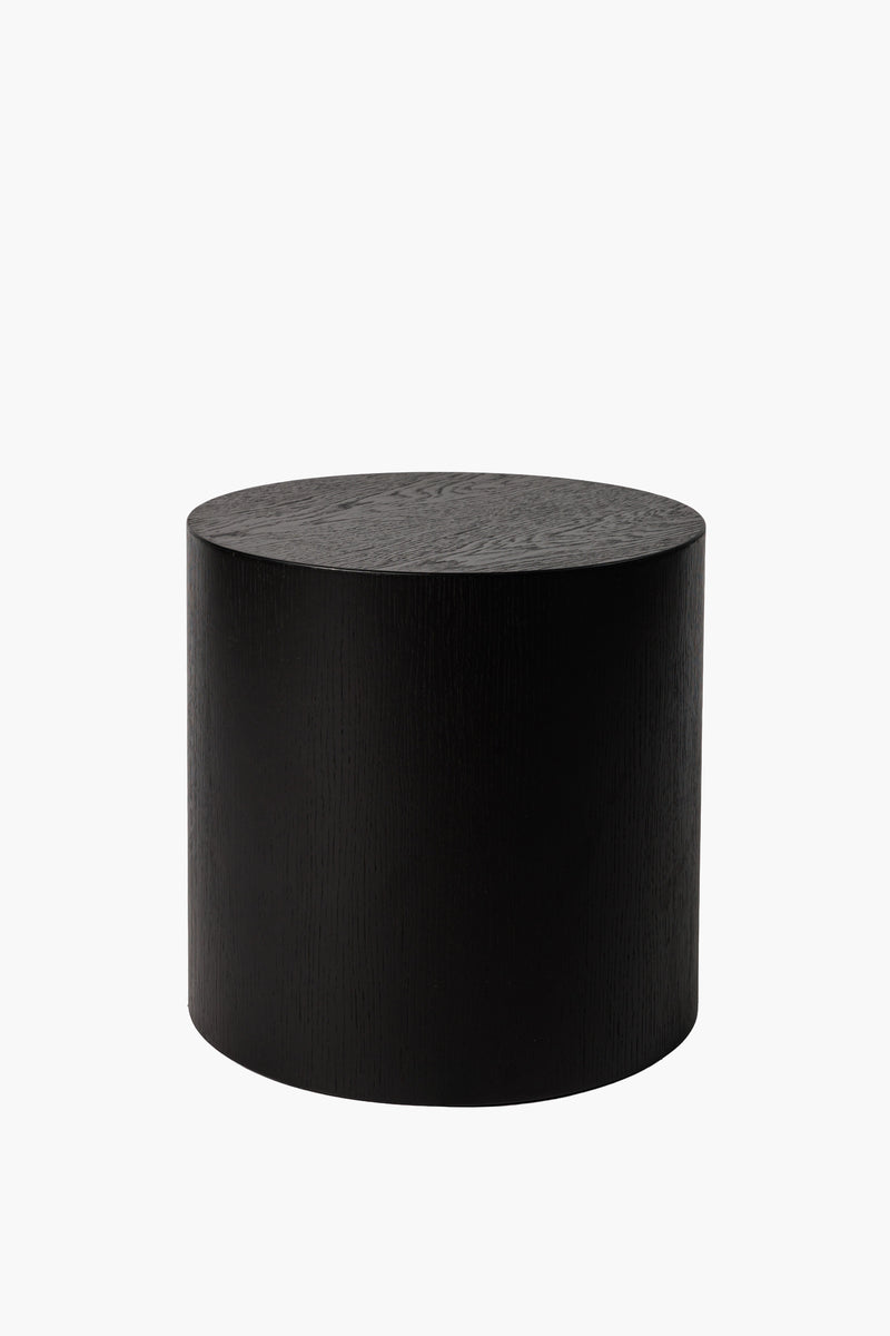 Noční stolek z černého mikrobetonu s hladkým povrchem, jednoduchý a moderní design, vhodný pro různé interiéry.