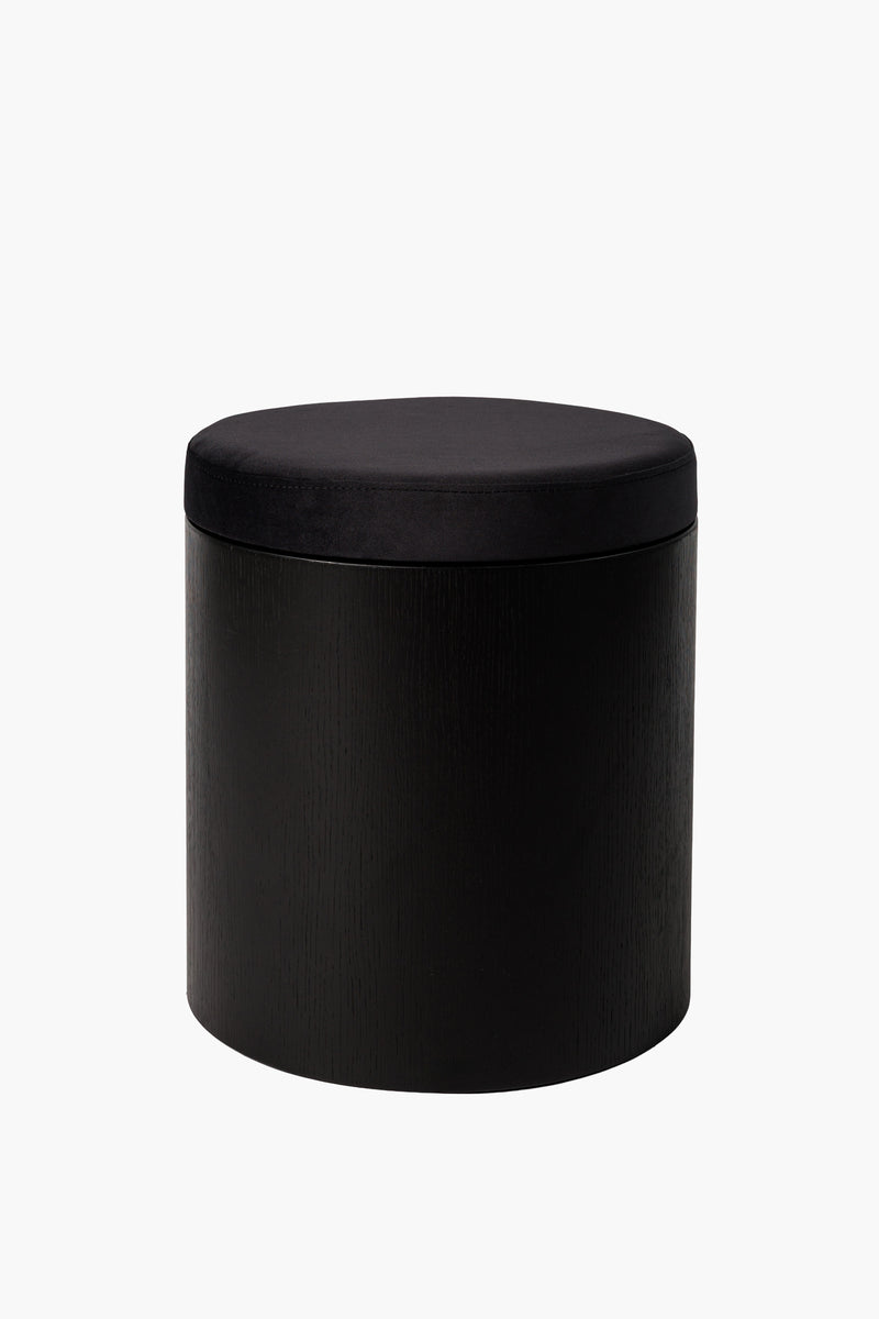 Moderní taburet z černého dřeva s kulatým látkovým sedákem, minimalistický designový nábytek do obýváku a ložnice.