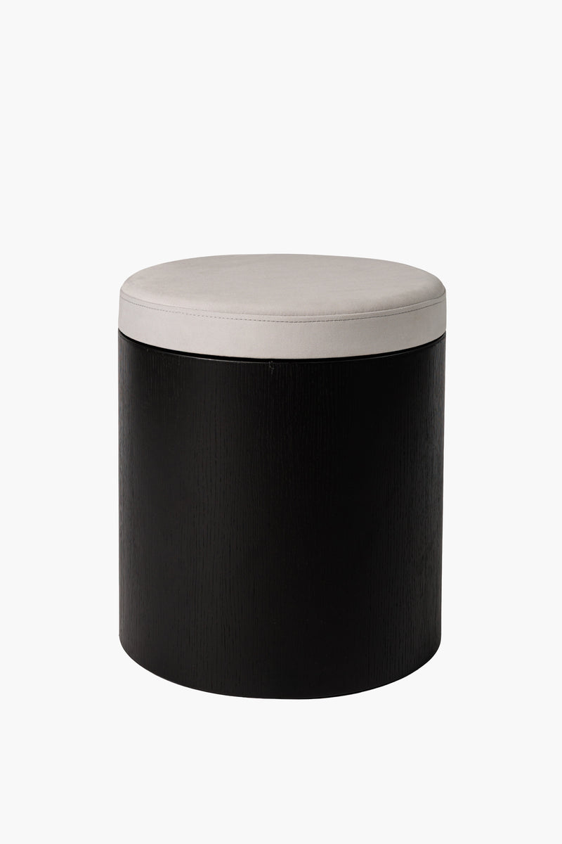 Moderní taburet z černého dřeva s kulatým látkovým sedákem, minimalistický designový nábytek do obýváku a ložnice.