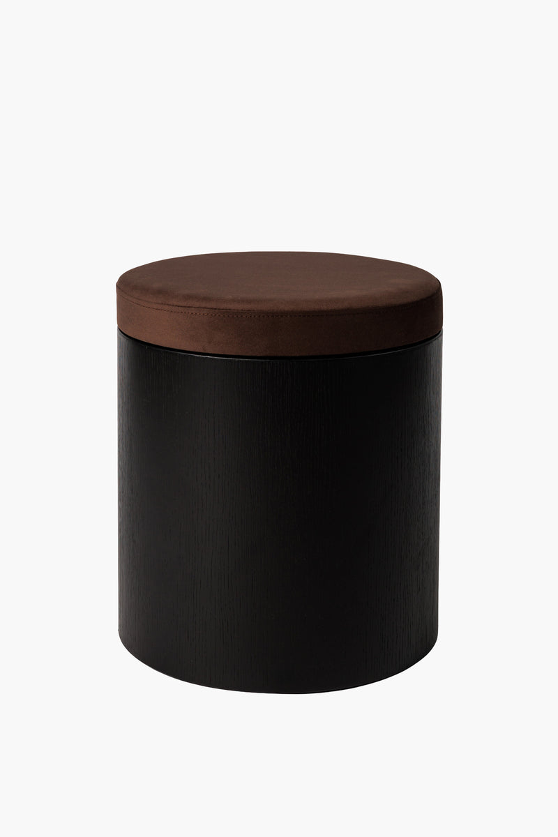 Moderní taburet z černého dřeva s kulatým látkovým sedákem, minimalistický designový nábytek do obýváku a ložnice.