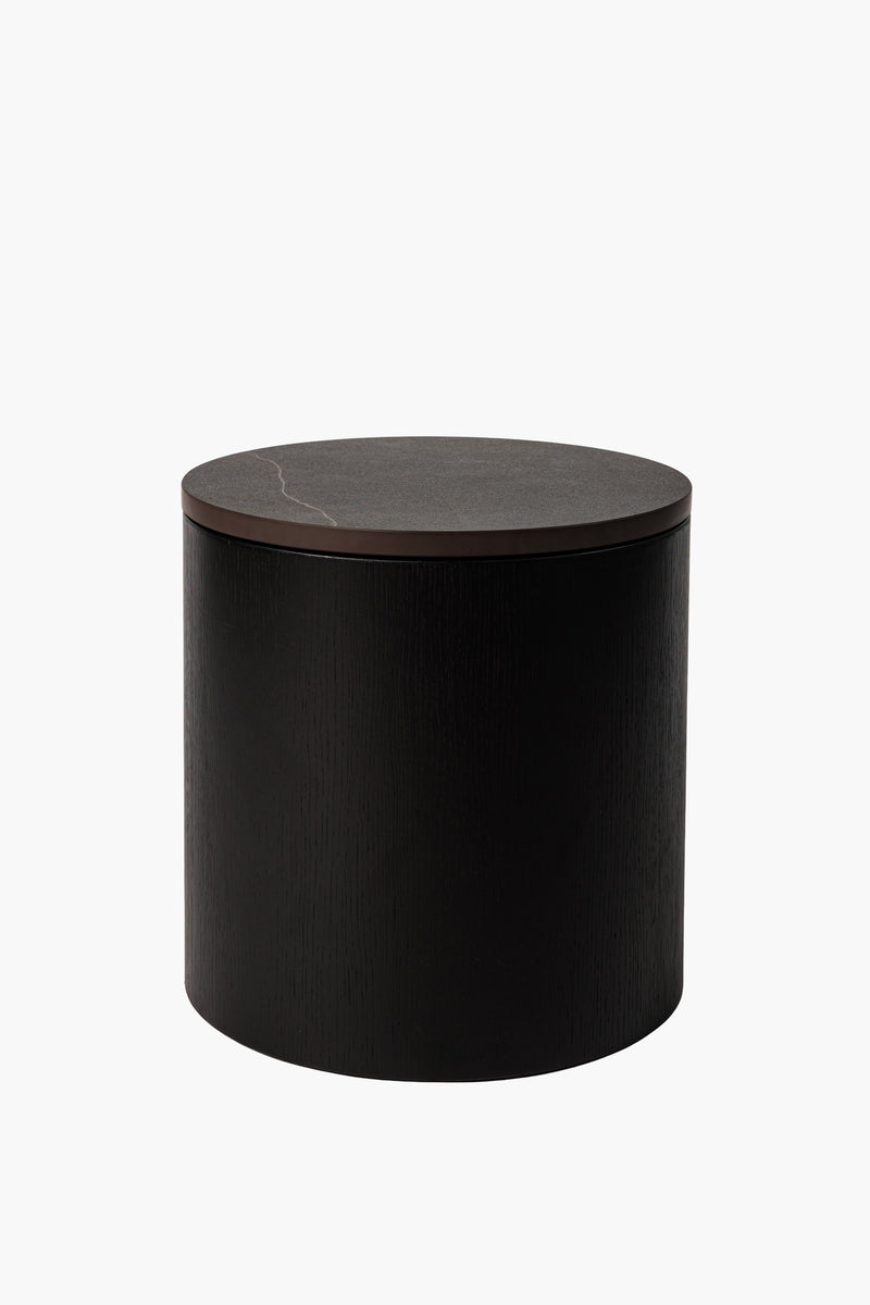 Noční stolek z dřeva ve tmavě hnědé barvě s hladkým povrchem. Jednoduchý a elegantní design, vhodný pro moderní interiéry.