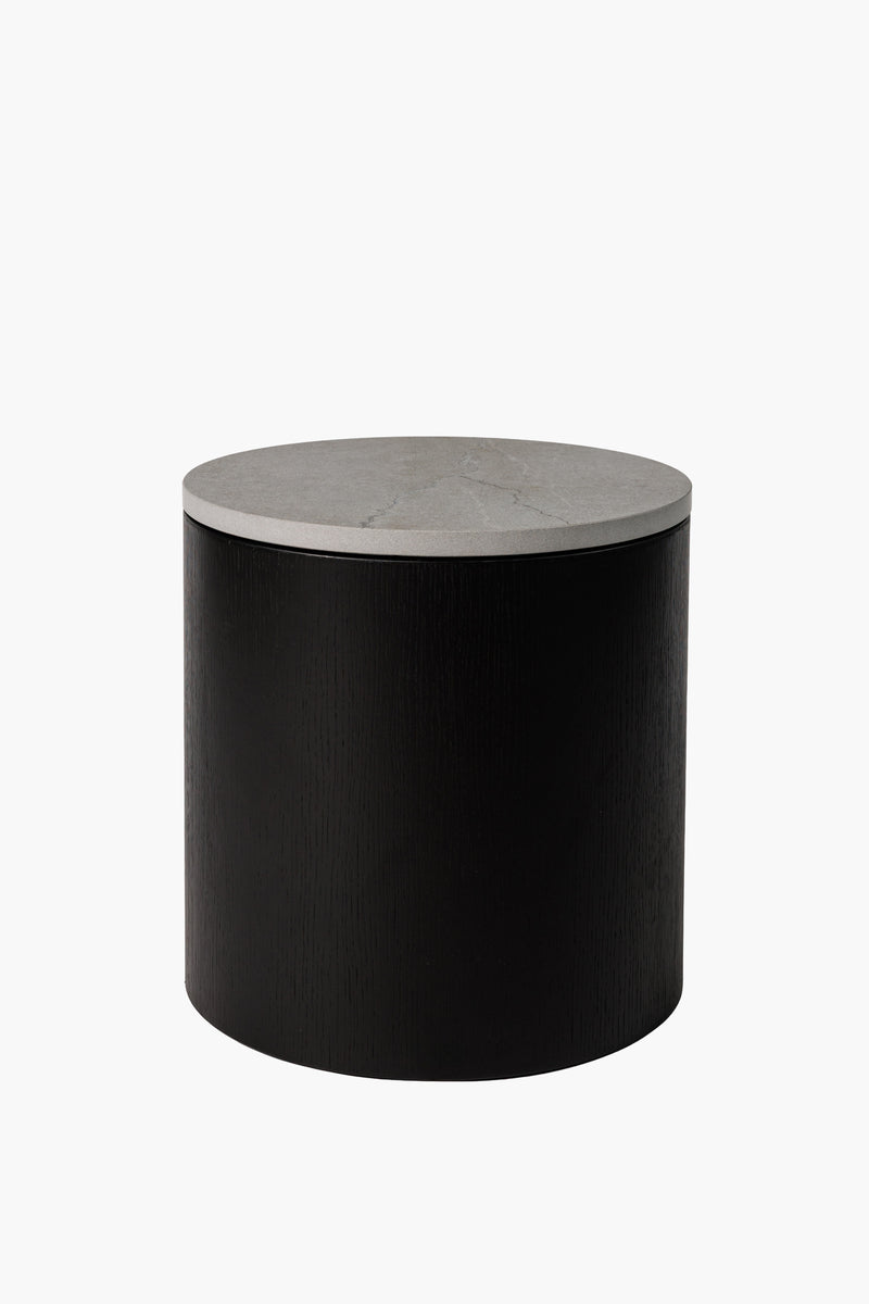 Noční stolek z dřeva v černé barvě s hladkým povrchem. Jednoduchý a elegantní design, vhodný pro moderní interiéry.