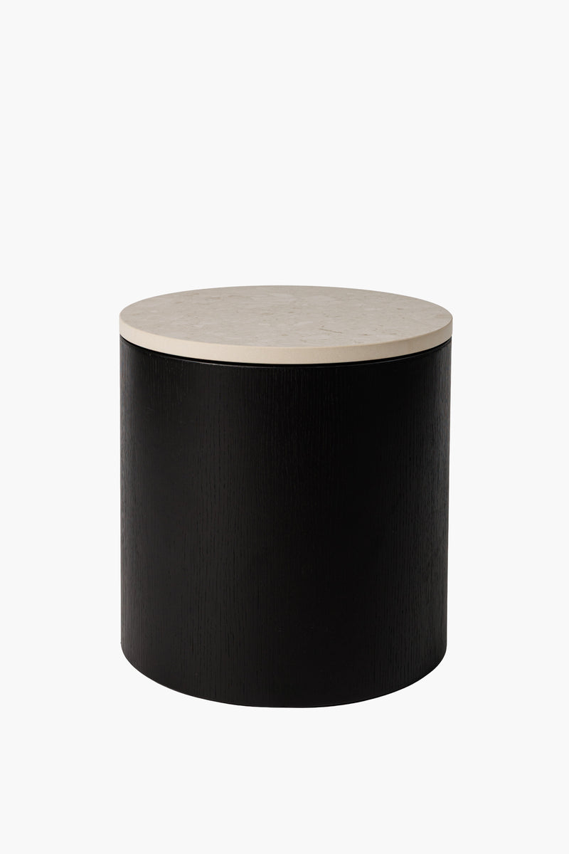 Noční stolek z dřeva v černé barvě s hladkým povrchem. Jednoduchý a elegantní design, vhodný pro moderní interiéry.