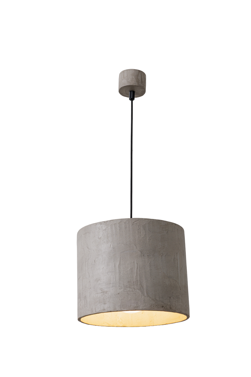 Závěsné betonové svítidlo válcového tvaru v moderním industriálním stylu, s difuzorou, s přímým směrovým světlem a minimalistickým designem vhodným pro obývací pokoj, kuchyň i kancelářské prostory.