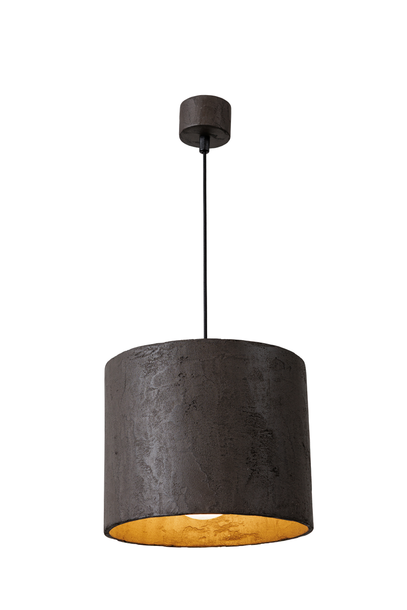Závěsné betonové svítidlo válcového tvaru v moderním industriálním stylu, s difuzorou, s přímým směrovým světlem a minimalistickým designem vhodným pro obývací pokoj, kuchyň i kancelářské prostory.