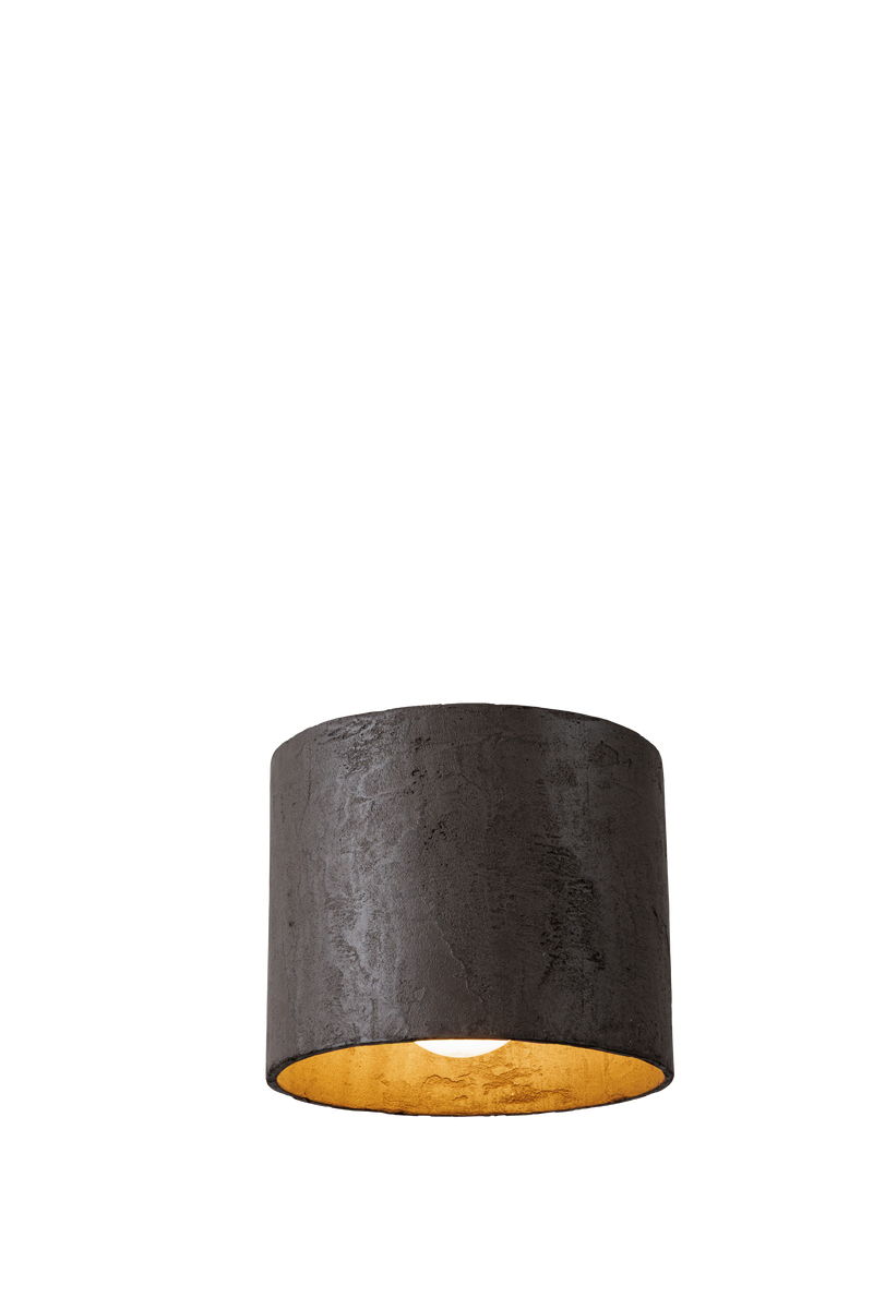 Stropní betonové svítidlo válcového tvaru v moderním industriálním stylu, bez difuzoru, s přímým směrovým světlem a minimalistickým designem vhodným pro obývací pokoj, kuchyň i kancelářské prostory.“