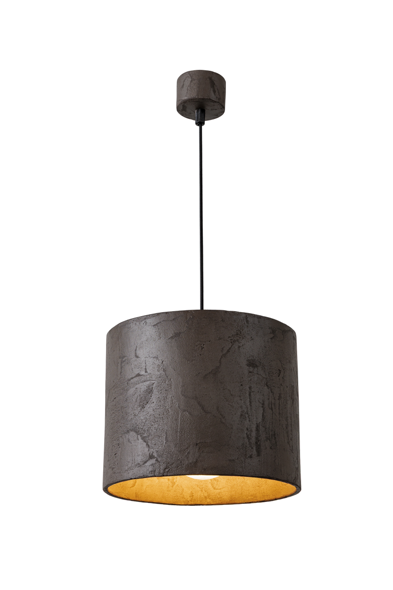 Závěsné betonové svítidlo válcového tvaru v moderním industriálním stylu, s difuzorou, s přímým směrovým světlem a minimalistickým designem vhodným pro obývací pokoj, kuchyň i kancelářské prostory.